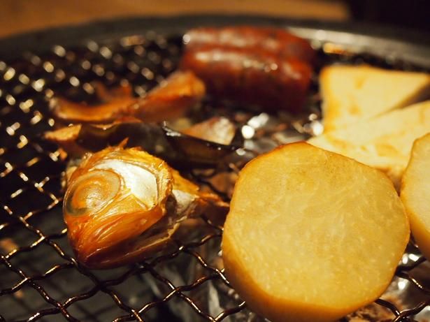 彫刻家からもらった木くずで作った燻製、のどぐろ等
