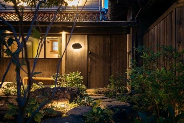 RoKuの夜、ワクワクする佇まいだ 提供：Bed＆Craft