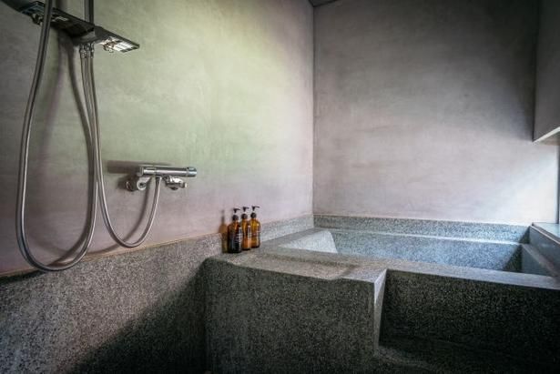 石造りの湯船ですっきりと旅の疲れを落とそう 提供：Bed＆Craft