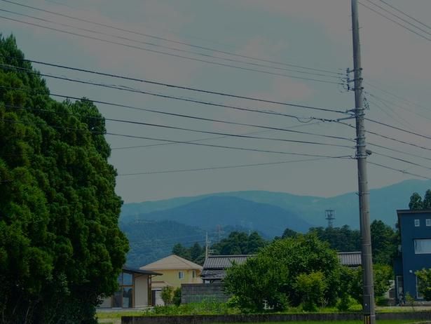 井波の町からはどこからでも美しい山が見える。遠くに見えるのは八乙女山