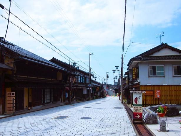 井波の町並み、静かな町に木彫りの音が響く