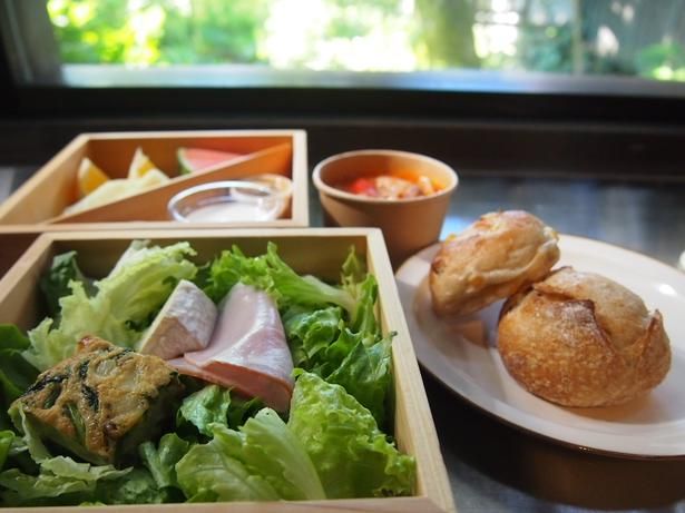 庭を見ながらの朝食。KUBOTAのパンとnomiのサラダを食べる