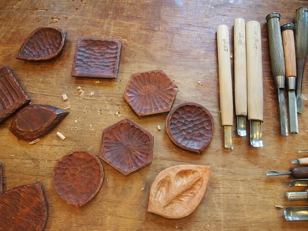 完成した小皿と使用した道具一式