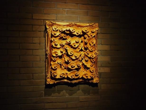チェックインラウンジにある彫刻家・前川大地さんの作品 提供：Bed＆Craft