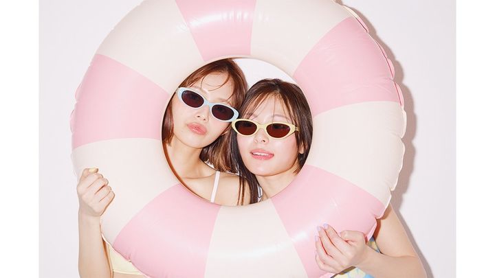 森日菜美（左）、和内璃乃（右）。ar7月号より [森日菜美]水着￥19,800／サンアイリゾート サングラス￥19,800／カリン（H3O ファッションビュロー） サンダル￥17,600／メリッサ（メリッサ シューズ ジャパン） [和内璃乃]水着￥19,800／アルコミスモ サングラス￥38,000／ジェントルモンスター（エム） サンダル￥9,900／チャールズ&キース（チャ ールズ＆キース ジャパン）