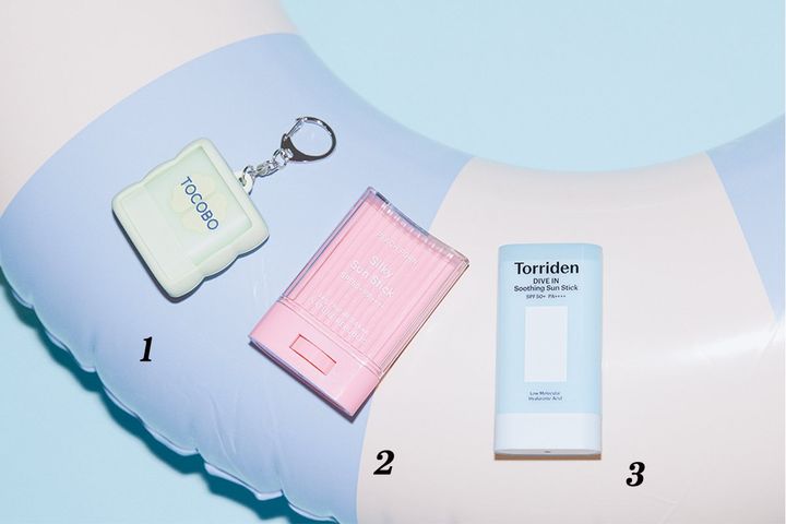 1.トコボ シカクーリング サンスティック（キーリングとセット） SPF50+･PA++++ 11g ￥1,320 2.ネイチャーリパブリック ピーチPDRN シルキーUVスティック SPF50+･PA++++ 24g ￥1,650 3.トリデン ダイブイン スージング サンスティック SPF50+･PA++++ 19g ￥2,420／マルマンH&B 