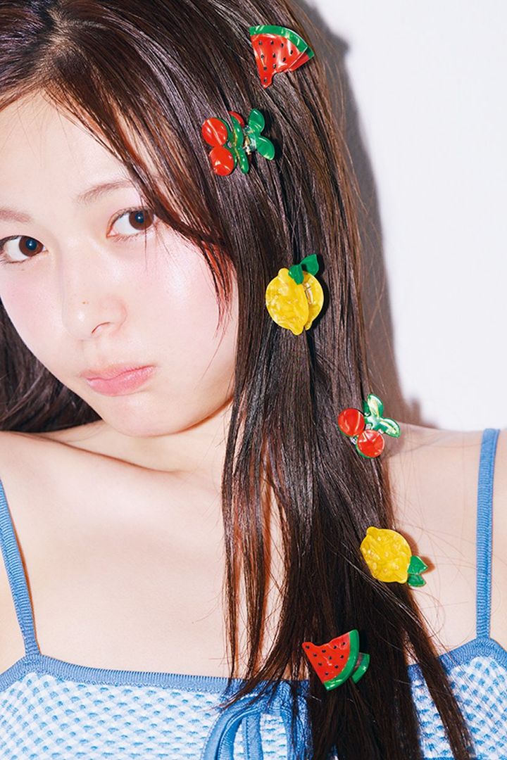 和内璃乃。2026年ar7月号より ヘアクリップ（スイカ2個セット、チェリー2個セット、レモン2個セット）各￥1,980／スリーフォータイム（ジオン商事）