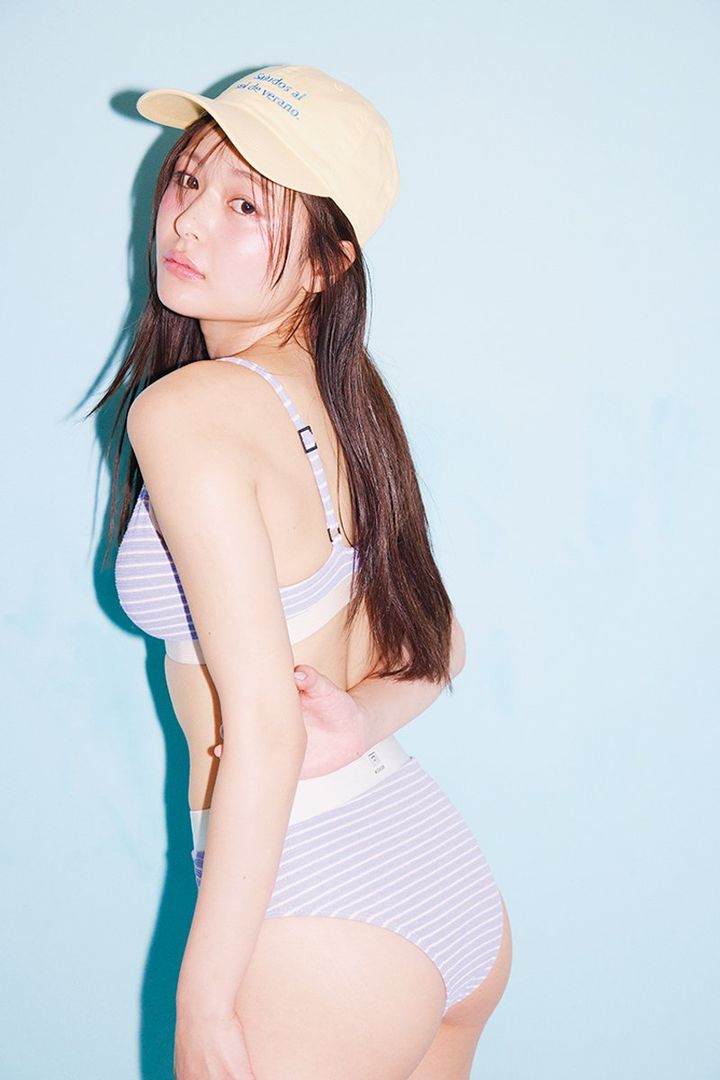 和内璃乃。2026年ar7月号より ブラ￥9,900、ショーツ￥8,800／ミズアソビ キャップ￥5,720／アルコミスモ