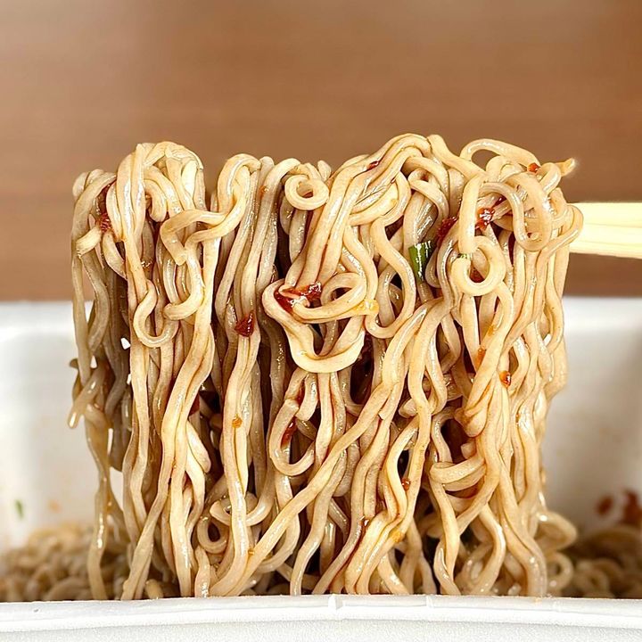 まるか食品の「ペヤング 肉おろし蕎麦風」の麺をお箸で掴む様子