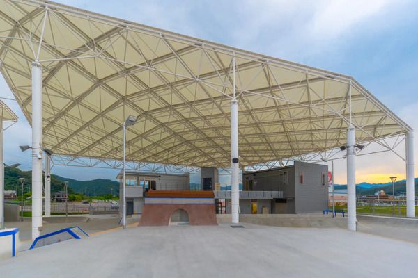 【高知県須崎市】スケートパーク「サクラバンダ」に、雨天利用できる膜屋根設置！工事は太陽工業が担当