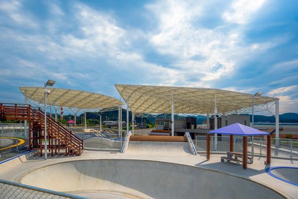【高知県須崎市】スケートパーク「サクラバンダ」に、雨天利用できる膜屋根設置！工事は太陽工業が担当