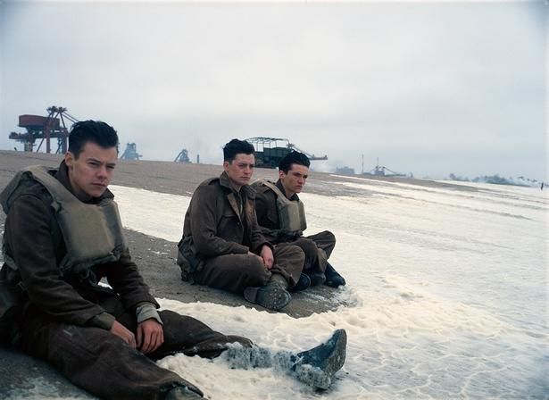 第二次世界大戦における撤退作戦を陸・海・空の3つの時間幅で進行させた『ダンケルク』 [c]Everett CollectionAFLO