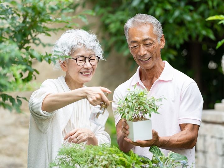 夫の定年後、「一緒にいると息がつまる」「3食作るのがつらい」と感じる妻は少なくありません。夫婦円満のカギは、実は「いつも一緒」ではなく、心地よい距離感を保つこと。では、幸せな老後を送る夫婦は、どんな工夫をしているのでしょうか。※画像：PIXTA