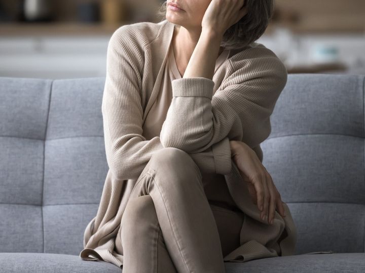 「沈黙」は、本当に愛情を失った夫婦関係のサインなのでしょうか。相談実績4万件の離婚カウンセラー・岡野あつこが、熟年夫婦に多い沈黙について解説します。（※サムネイル画像：Shutterstock.com）