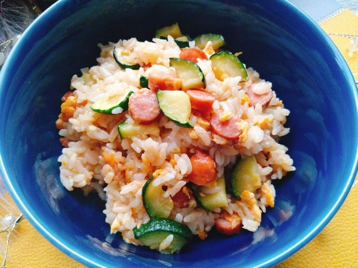 サッと作れる夏ご飯。ズッキーニとソーセージの炒飯