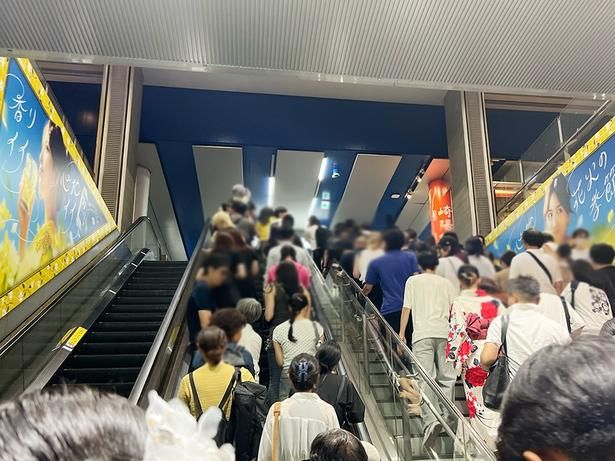 みなとみらい駅から会場へ向かう人たちで混雑するエスカレーター(2025年大会当日17時30分頃の様子)