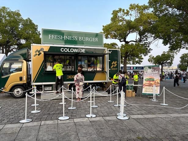 会場内にはキッチンカーの出店も