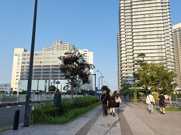 新高島駅、横浜駅から耐震バース、臨港パーク会場方面へ向かう(2025年大会当日17時30分頃の様子)