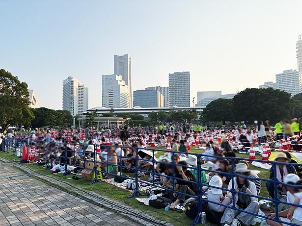 臨港パークの芝生エリア(専用シート席)は、指定ブロック内は自由席となっている。入場口で配布される専用シートを敷いて花火を鑑賞できる