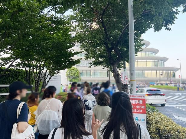 みなとみらい駅から臨港パーク会場方面へ向かう(2025年大会当日17時30分頃の様子)