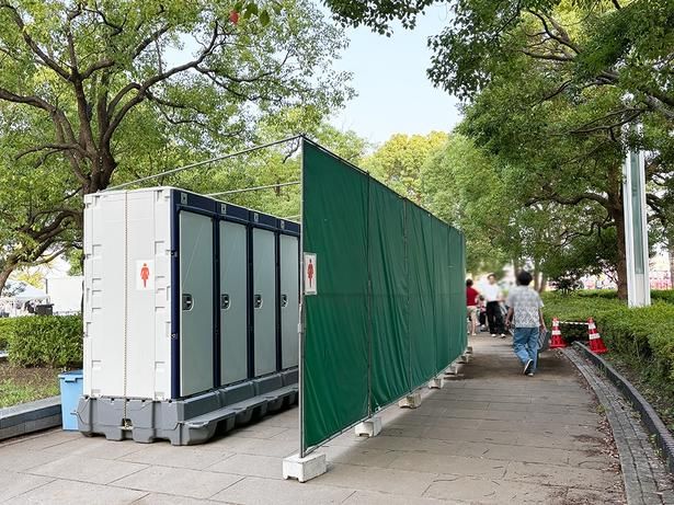トイレは男女別。長時間並ぶことはないので安心して花火を楽しめる