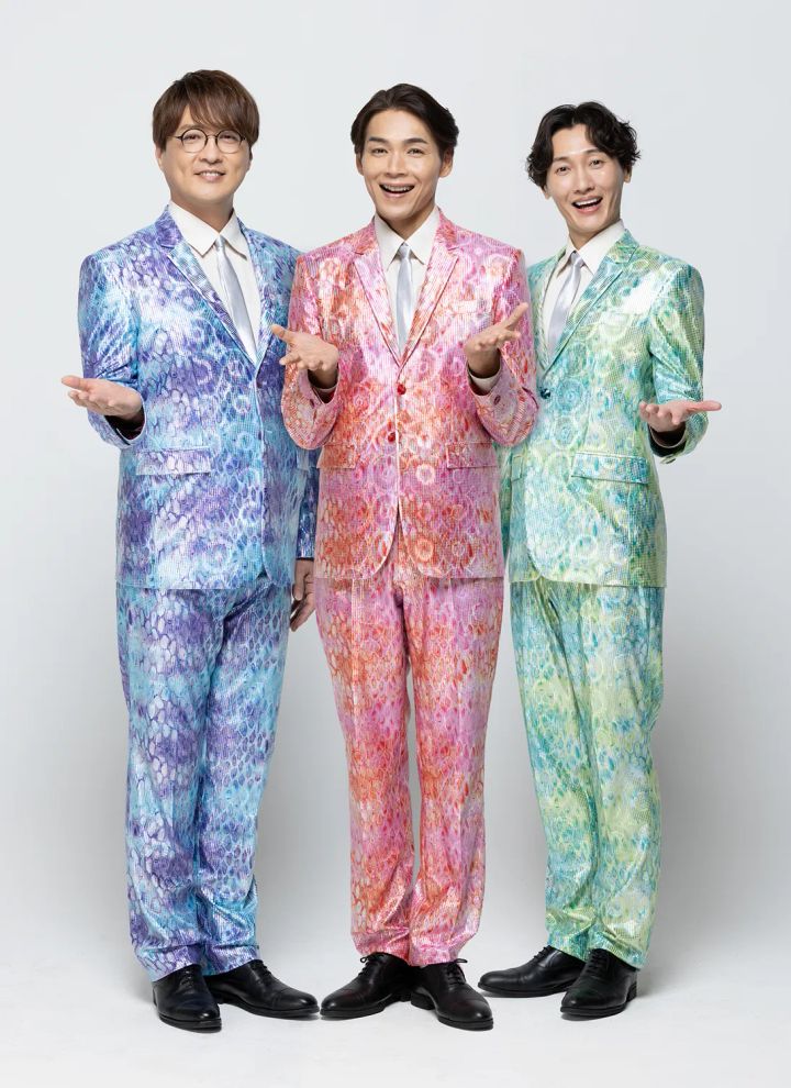 カラフルな柄物スーツをまとう純烈の3人