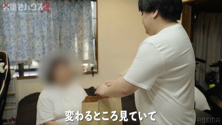 【写真・画像】22歳“幼卒”男性「他のお母さんだったら…」 13年ぶり外出で購入した感謝の花束に母親涙 2枚目