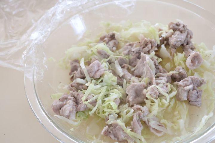 電子レンジで加熱した豚肉とキャベツ