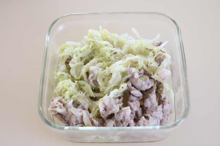 保存容器に入れた豚肉とキャベツのレンジ蒸し