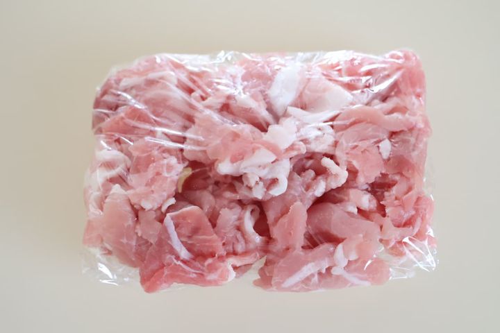 小分けにして冷凍保存する豚こま切れ肉