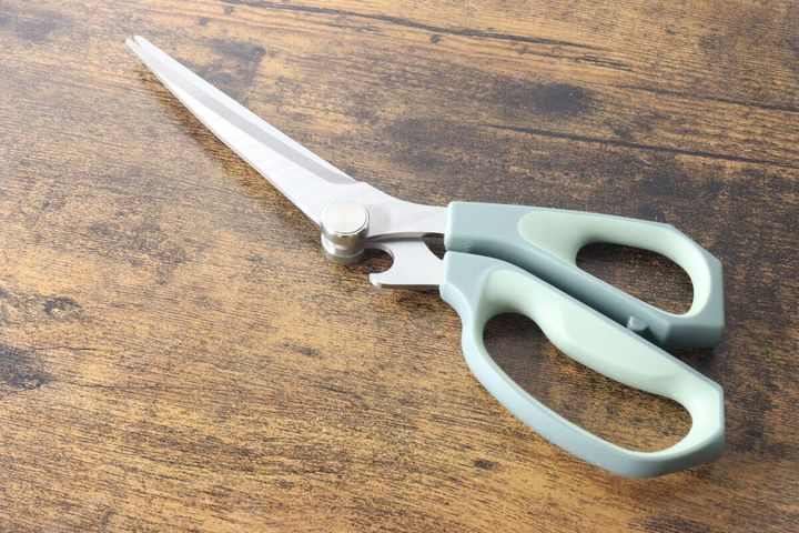 グレーと緑色の立つキッチンハサミを斜めから撮影