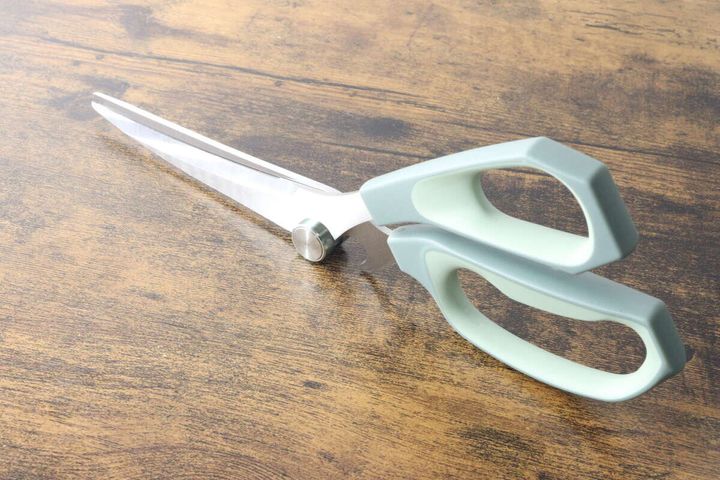 グレーと緑色の立つキッチンハサミを真上から撮影