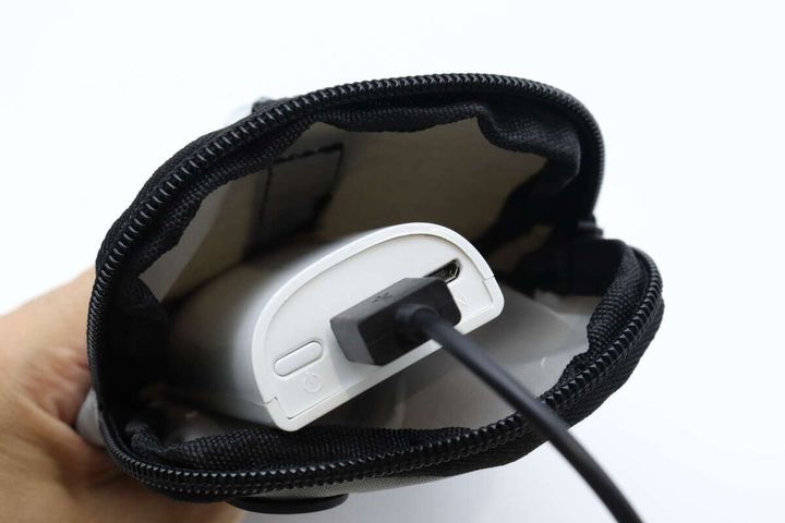 ケースに白いモバイルバッテリーが収納され充電ケーブルが接続されている