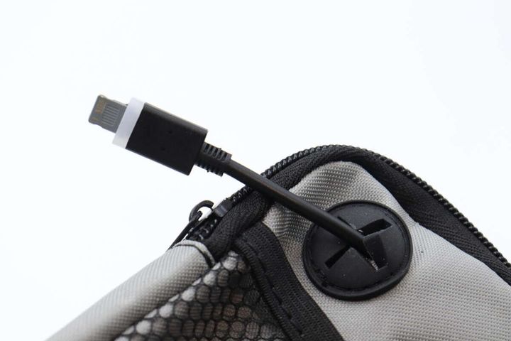 ケースのコード通し穴から充電ケーブルが伸びている様子