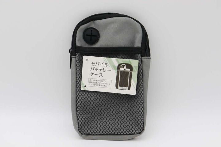 グレーのモバイルバッテリーケースに商品タグが付いた状態