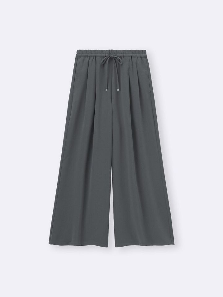 グレーのドレープ素材のワイドシルエットパンツ