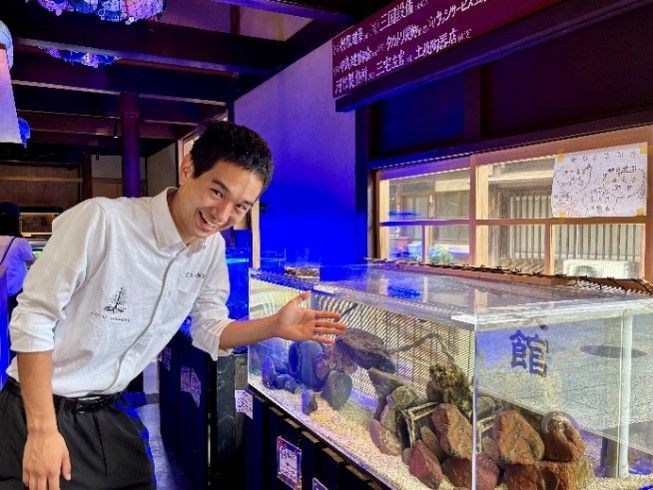 館長が担当する水槽では、目元がお気に入りだというカサゴを展示