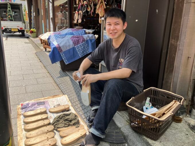 下駄の磨き作業をする新人の高橋直己さん