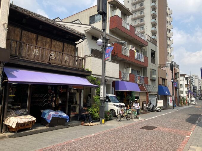 旧東海道・北品川商店街にある丸屋履物店