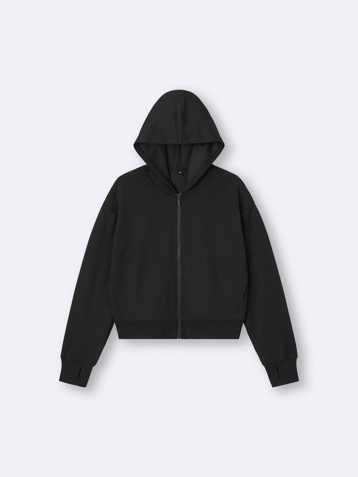 黒いUVカットフルジップパーカがジッパーを閉じて置かれている