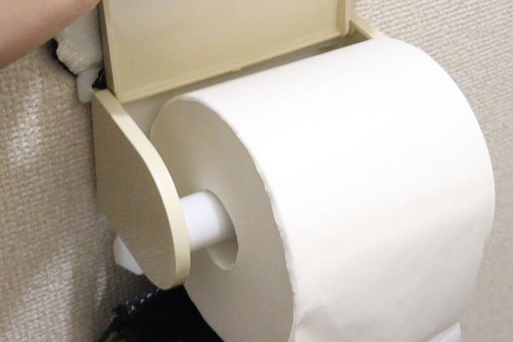 新しい替え芯ホルダーにトイレットペーパーがセットされた状態