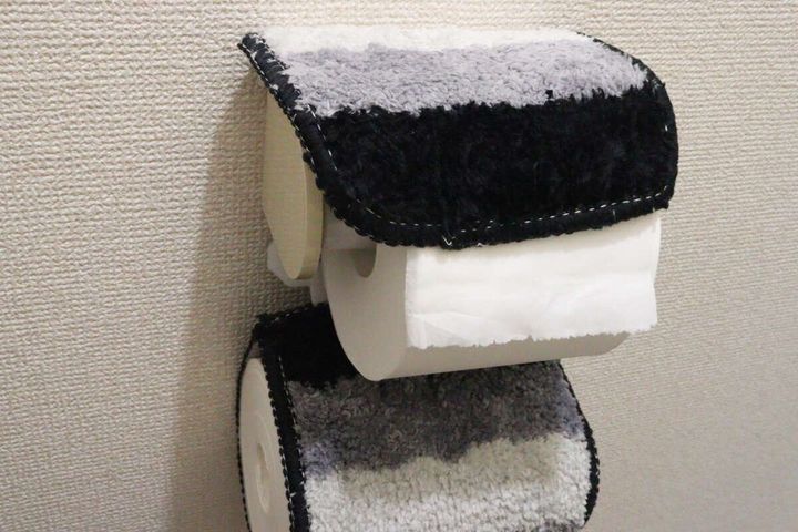 トイレットペーパーとカバーがセットされたホルダー全体の様子