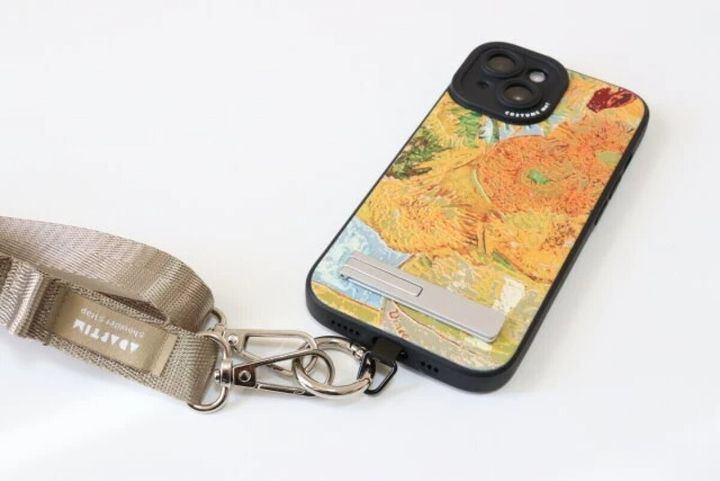 ストラップとスマホケースがストラップホルダーで接続された状態