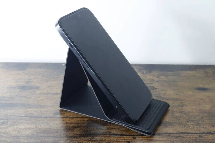 組み立てた黒いスマホスタンドにスマートフォンを立てて使用している状態