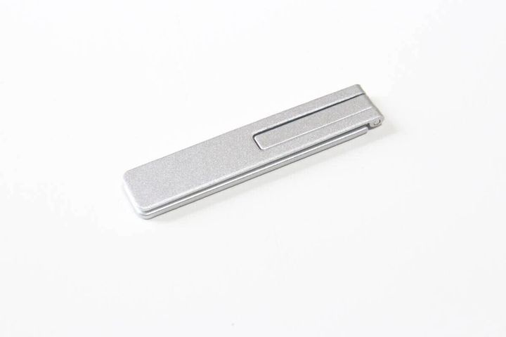 銀色の貼り付けタイプスマートフォンスタンド本体