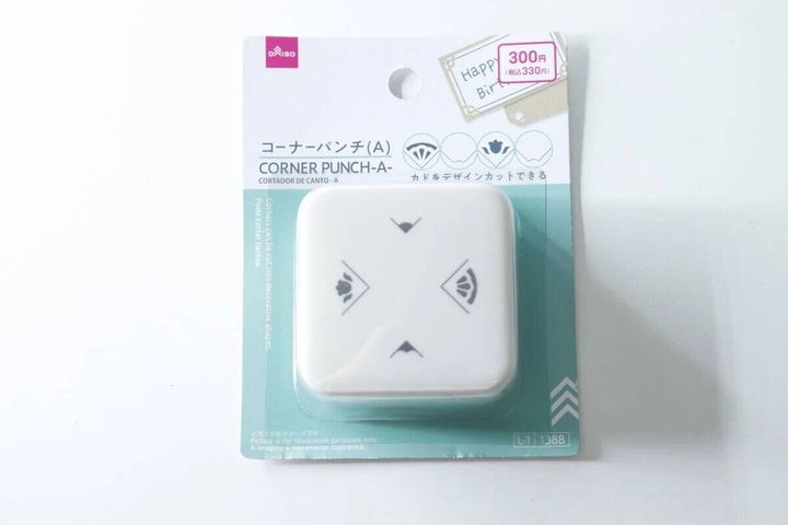 白いパッケージに入ったダイソーのコーナーパンチ