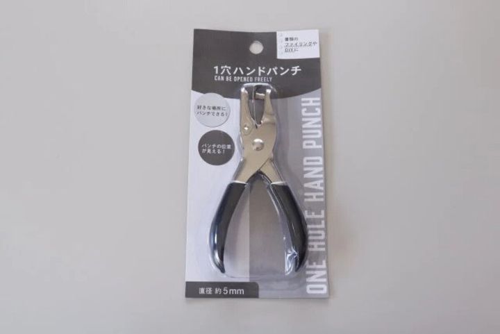 パッケージに入った黒い持ち手の1穴ハンドパンチ
