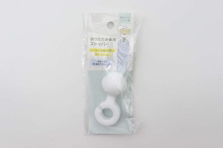 白いシマエナガ型の折りたたみ傘用ストッパーがパッケージに入っている