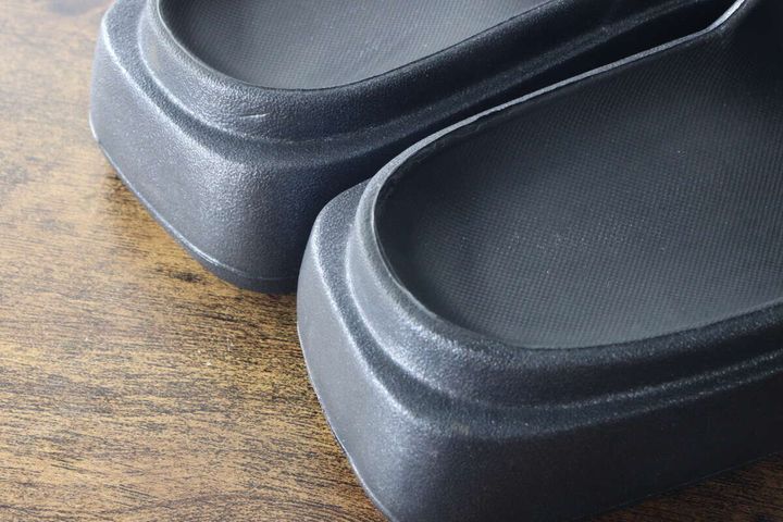 黒いEVAサンダルの踵部分のアップ。厚底の形状と足裏に当たる部分の凹凸が見える