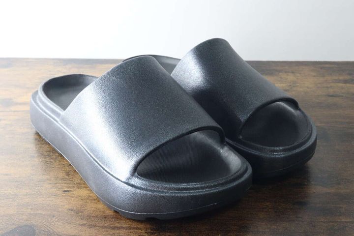 斜めから撮影された黒いEVAサンダル2足。厚底のデザインがよくわかる